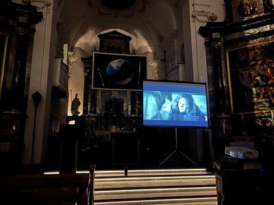 6_BK_RU_Z3_Sleep-at-Church_Film-1_v001_KPM_20250321.JPEG | © KPM